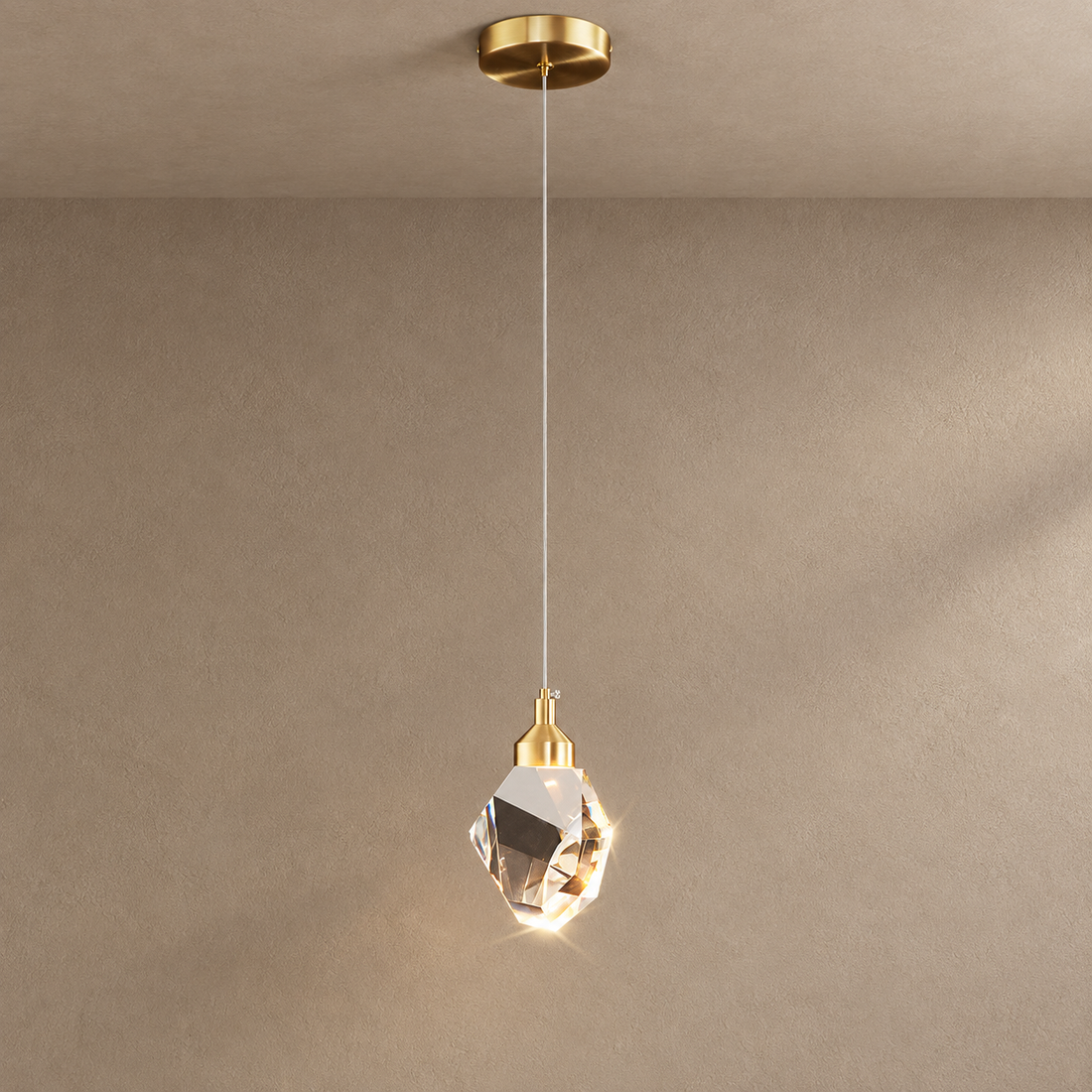 CRYSTAL ROCKS (SINGLE) ceiling pendant with faceted crystal and gold fittings
